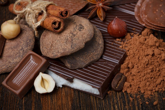 巧克力assorment与<strong>可可</strong>粉坚果咖啡和香料木表格