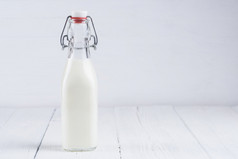 瓶牛奶白色木表格