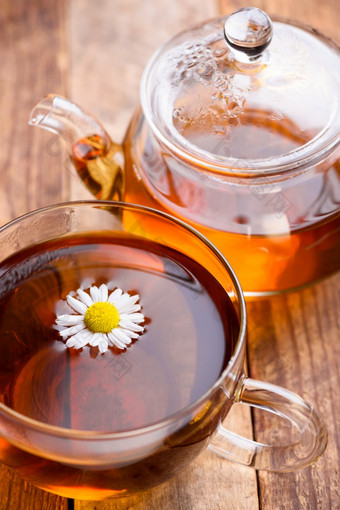 Herbal茶玻璃杯子和茶壶