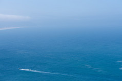 电动机船的平静海洋附近的海岸鸟眼睛视图