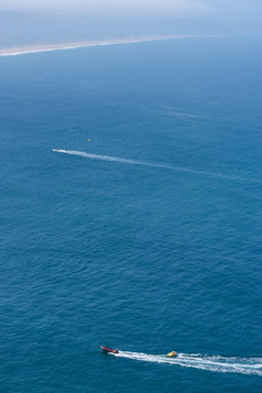 游客采取骑速度船橡胶管船波海洋鸟眼睛视图