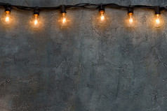 加兰温暖的发光的爱迪生玻璃灯乡村墙边境