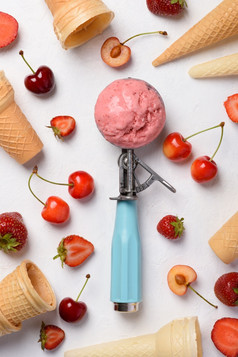 水果冰奶油独家新闻勺子和华夫格视锥细胞与浆果平铺前视图