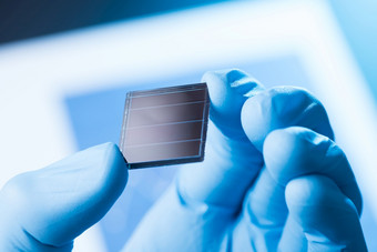 科学家持有手小瓷砖新类型非常<strong>高效</strong>。太阳能细胞瓷砖太阳能技术研究概念