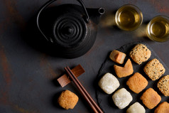 麻糬分类与木chopticks和茶传统的日本大米甜点平躺前视图