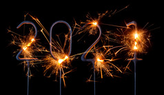 快乐新一年数字一年使燃烧罗马焰火筒孤立的黑色的背景