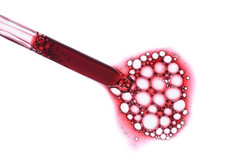 红色的血清吸管孤立的白色背景化妆品液体下降与泡沫前视图