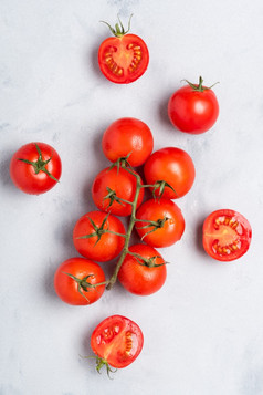 西红柿新鲜的红色的成熟的分支整个和减少一半乡村表格前视图