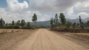 污垢路穿越的美丽的半<strong>干旱</strong>土地苏巴区域埃塞俄比亚