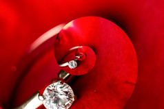 重复模式使出钻石而且玫瑰与红色的背景