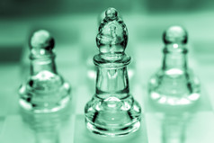 主教国际象棋一块与棋子的背景块使出玻璃