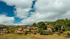 马达加斯加语房屋构建沿着的山的中央高地马达加斯加