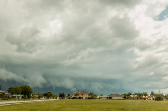 黑暗狂<strong>风暴</strong>雨的云携带重降雨典型的<strong>夏天</strong>一天角珊瑚佛罗里达