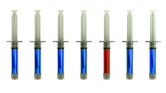 红色的注射器在蓝色的的正确的医疗选择孤立的白色
