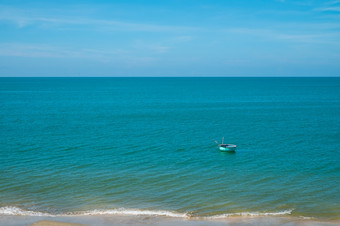 孤独的钓鱼船浮动蓝色的海越南