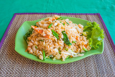 健康的素食者食物炸大米与蔬菜