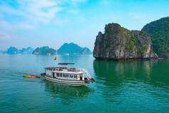 巡航船附近岩石岛屿向湾越南东南亚洲