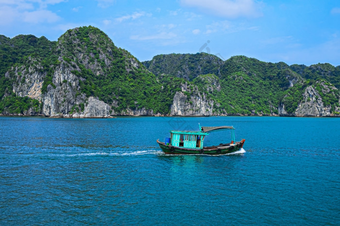 钓鱼船向湾越南东南亚洲联合国教科文组织世界遗产网站美丽的风景与海和山长湾越南大多数受欢迎的具有里程碑意义的旅游目的地越南钓鱼船向湾越南东南亚洲