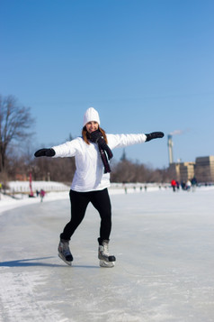 有吸引力的女人滑冰的冰在冬天
