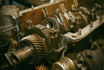 集有关金属齿轮的汽车机制丰富的润滑