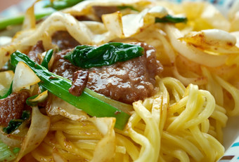 上海面条风格炸面条与肉而且混合蔬菜