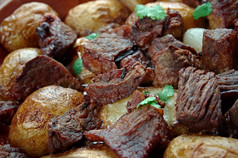 阿菲莉亚传统的希腊而且塞浦路斯食物猪肉腌制而且煮熟的红色的酒