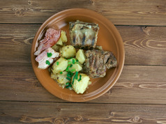 图法耶传统的菜南部Belgiummade出土豆烟熏猪肉培根