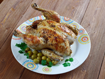 鸡肉配有饰菜的烤鸡与草本植物法国厨房