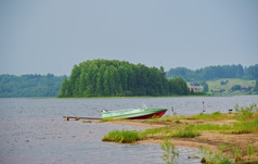 湖Kenozero电动机船的海岸阿尔汉格尔斯克的地区俄罗斯