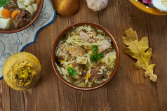 穆尔吉卡普萨斯酸菜与猪肉爱沙尼亚厨房传统的各种各样的菜前视图