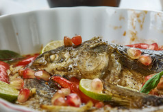 烤灰色鲻鱼中间东部厨房黎凡特传统的各种各样的菜前视图