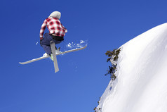 飞行滑雪跳inhigh雪山极端的冬天体育运动