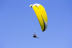 跳伞的蓝色的天空背景极端的体育运动