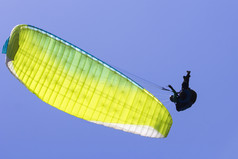 跳伞的蓝色的天空背景极端的体育运动