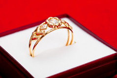 神奇的黄金环装饰与几个白色氧化锆黄金环与白色氧化锆镶嵌