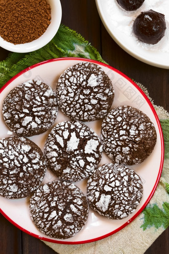 巧克力起皱饼干传统的美国圣诞节饼干拍摄开销与自然光
