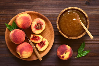 桃子小时果冻木碗与新鲜的成熟的桃子水果木板的一边拍摄开销黑暗木与自然光桃子小时果冻