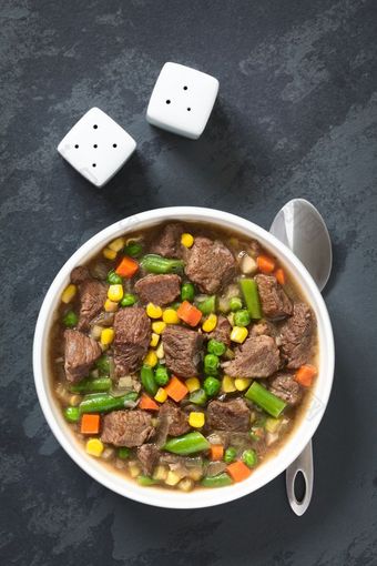 牛肉炖肉汤与色彩斑斓的夏天蔬菜(2008年)胡萝卜甜蜜的玉米绿色豆洋葱碗拍摄开销板岩与自然光牛肉炖肉汤与蔬菜