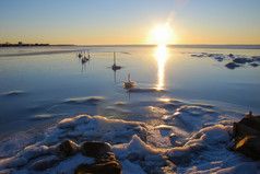 太阳反射的沿海冰的波罗的海海