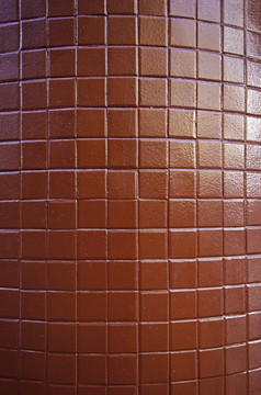 红色的瓷砖墙细节装饰与明亮的红色的瓷砖城市装饰