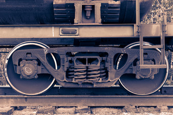 一对火车<strong>轮子</strong>特写镜头拍摄铁路运输概念一对火车<strong>轮子</strong>