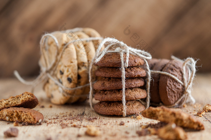 自制的绳全麦饼干与燕麦片亚麻和芝麻种子和传统的美国饼干与巧克力芯片黑暗乡村木表格健康的素食主义者食物概念各种各样的酥饼燕麦饼干巧克力芯片饼干