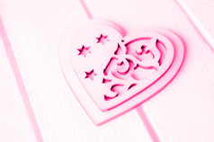 粉红色的心白色木背景爱和情人节一天概念健美的复制空间粉红色的心白色木背景