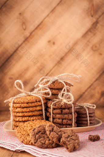 自制的绳全麦饼干与燕麦片亚麻和芝麻种子和传统的饼干与巧克力芯片黑暗乡村木表格各种各样的酥饼燕麦饼干巧克力芯片饼干黑暗乡村木表格