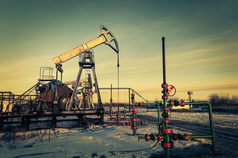 石油泵杰克和井口石油场矿业和石油行业权力一代概念石油和气体行业主题石油泵杰克和井口石油场矿业和石油行业权力一代概念