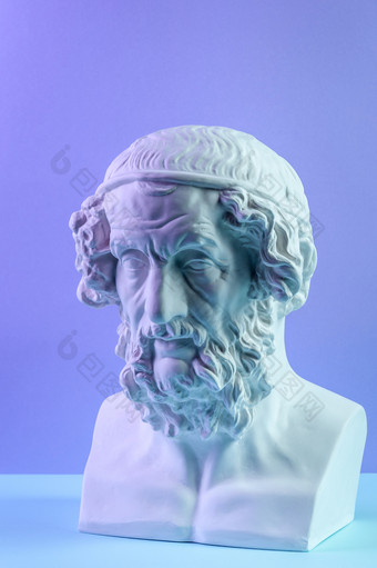 白色石膏复制古老的雕像荷马头为艺术家蓝色的背景石膏雕塑男人。脸石膏复制古老的雕像荷马头蓝色的背景石膏雕塑男人。脸