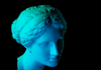 石膏复制古老的雕像<strong>金星</strong>米洛头为艺术家孤立的黑色的背景石膏雕塑女人脸蓝色的绿色健美的石膏复制古老的雕像<strong>金星</strong>头孤立的黑色的背景石膏雕塑女人脸蓝色的健美的