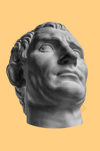 白色石膏复制古老的雕像的家伙朱利叶斯凯撒屋大维八月头为艺术家光米色背景石膏雕塑男人。脸石膏复制古老的雕像八月头光米色背景石膏雕塑男人。脸