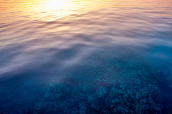 惊人的海景珊瑚下清晰的水日落与反射的水采取与慢快门软焦点由于慢快门速度冥想人浪漫的旅程太阳行惊人的海景珊瑚下清晰的水日落与反射的水采取与慢快门软焦点由于慢快门速度冥想人太阳行浪漫的旅程