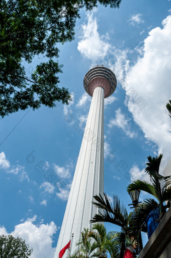 视图从的地面摩天大楼与云和天空背景通信塔马来西亚金融区和业务中心城市城市亚洲高层建筑视图从的地面摩天大楼与云和天空背景通信塔金融区和业务中心城市城市亚洲高层建筑马来西亚